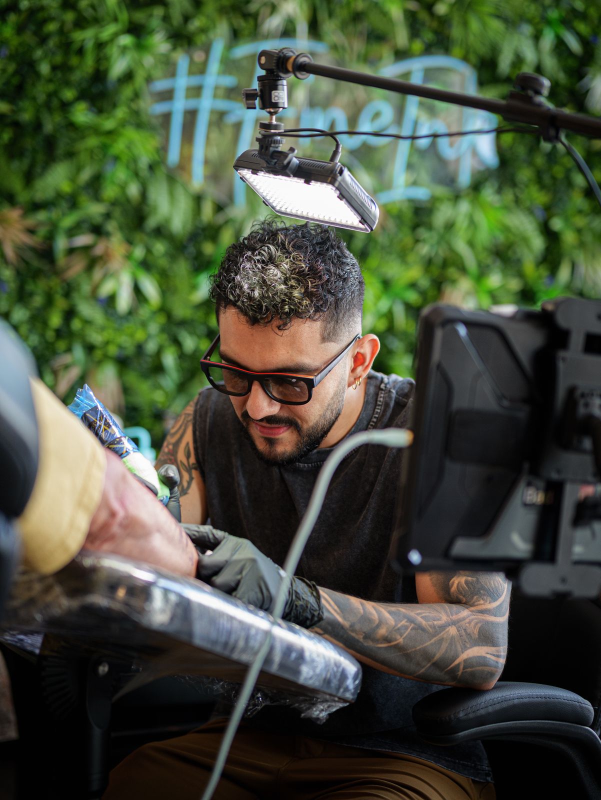 Artist at work in front of the #FineInk wall